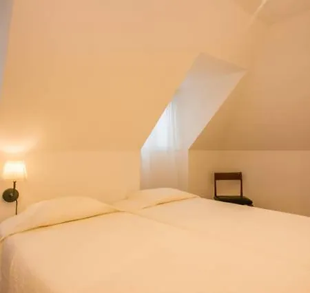Renewed Flat In Typical Bairro Alto Апартаменты Лиссабон