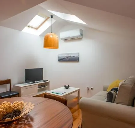 Апартаменты Renewed Flat In Typical Bairro Alto Лиссабон