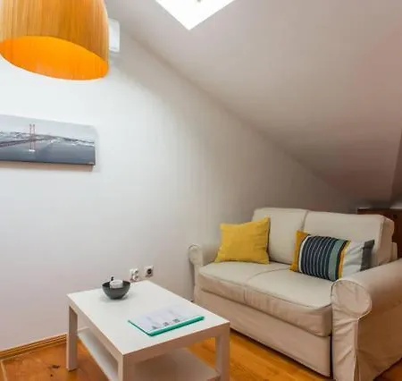 Renewed Flat In Typical Bairro Alto Апартаменты *